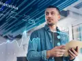 Uomo analizza dati finanziari su tablet, con grafici e statistiche che illustrano cosa sono i sistemi ERP e la gestione aziendale.