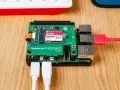 Scheda Raspberry Pi con SSD NVMe e cavi collegati, pronta per esplorare le potenzialità di Windows su Raspberry.