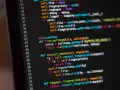 Codice sorgente in linguaggio Python, con esempi di funzioni e classi, visualizzato su uno schermo scuro.