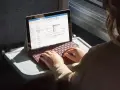 Donna lavora su un Surface con tastiera rossa, forse per disattivare modalità s windows 10.