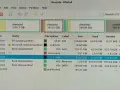 Schermata di GParted che mostra partizioni per dual boot Windows 10 e Ubuntu, con una partizione ext4 per Linux.