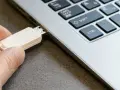 Inserimento chiavetta USB in un laptop per preparare un'installazione di Windows 11 con Rufus.