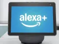 Schermo di un dispositivo smart con logo "alexa+" e freccia Amazon.