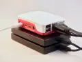 Un Raspberry Pi con cavi collegati, pronto per diventare un piccolo NAS.