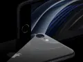 Dettaglio del retro di un iPhone SE 2020, con la fotocamera in primo piano. Un'immagine che fa pensare a quanto a lungo riceverà aggiornamenti.