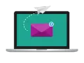 Un aereo di carta vola verso un laptop con una busta viola e un numero "2", illustrando che cos'è la posta elettronica.
