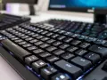 Tastiera nera retroilluminata, perfetta per imparare come fare il trattino basso sul computer.