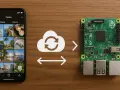 Smartphone con foto e scheda Raspberry Pi, con un'icona cloud che simboleggia la sincronizzazione, ideale per progetti raspberry android.