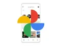 Schermata di Google Foto con il logo colorato sovrapposto. L'app mostra foto di persone, cani e paesaggi, organizzate nell'archivio.