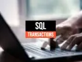 Mani che digitano su un laptop, con il testo "SQL TRANSACTIONS" sovrapposto.