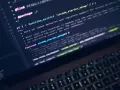 Codice Python su schermo, con commenti che suggeriscono l'uso di intelligenza artificiale per la gestione di temi WordPress.