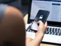 Mano che inserisce il codice per trovare telefono perso. Schermo bloccato con lucchetto.
