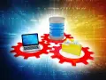 Un laptop, un database e una cartella su ingranaggi rossi, con codice binario sullo sfondo. Simboleggia la gestione dei dati e il ruolo di sql server agent.