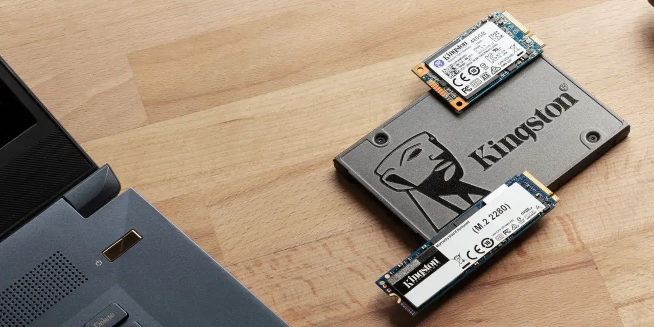 Diverse dimensioni SSD Kingston: un modello da 2.5 pollici e due M.2, pronti per potenziare il tuo PC.