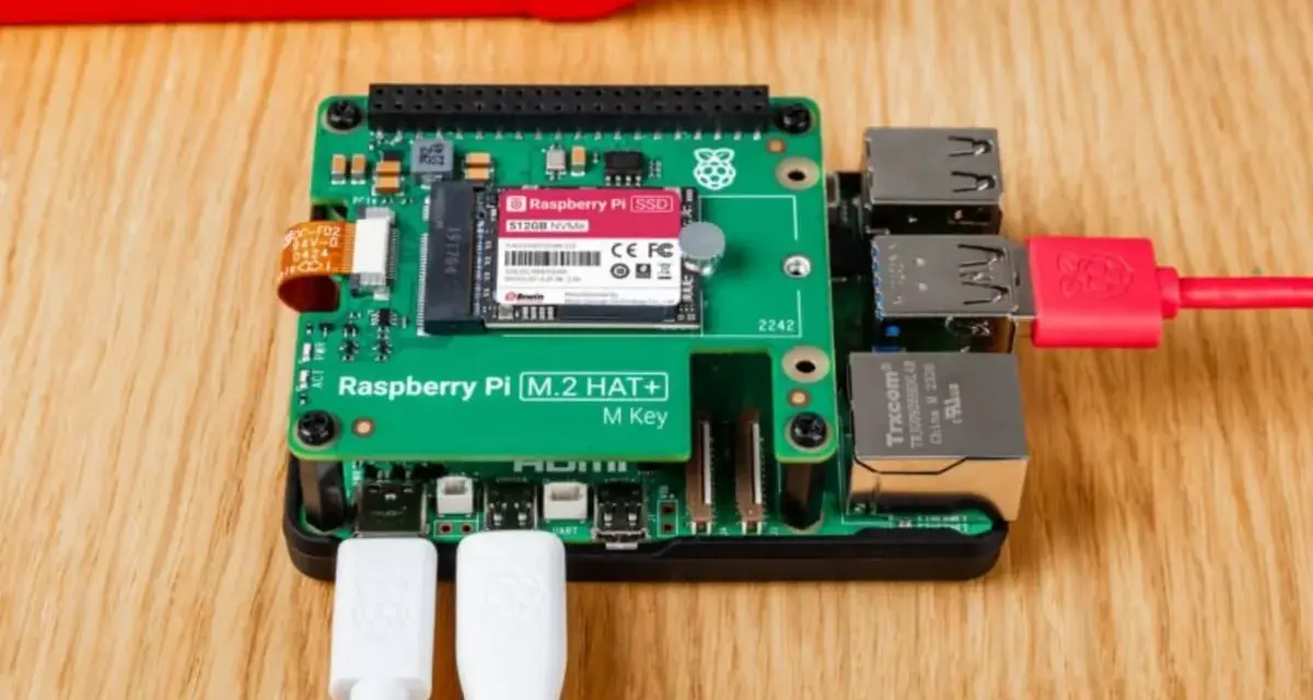 Scheda Raspberry Pi con SSD NVMe e cavi collegati, pronta per esplorare le potenzialità di Windows su Raspberry.