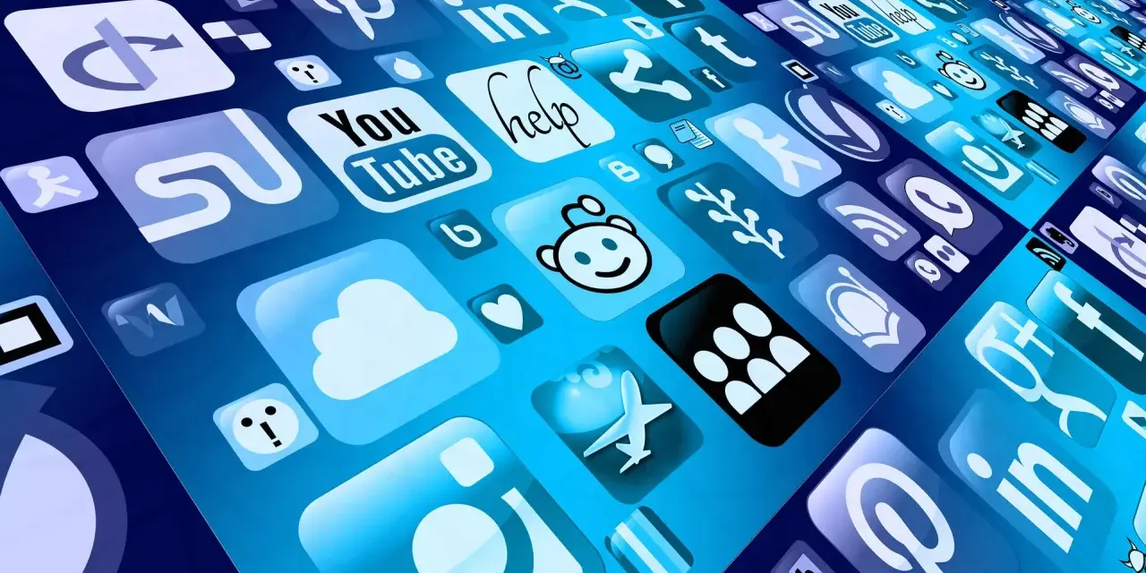 Schermata con icone di social media e utility software, tra cui YouTube, Pinterest e LinkedIn, su sfondo blu.