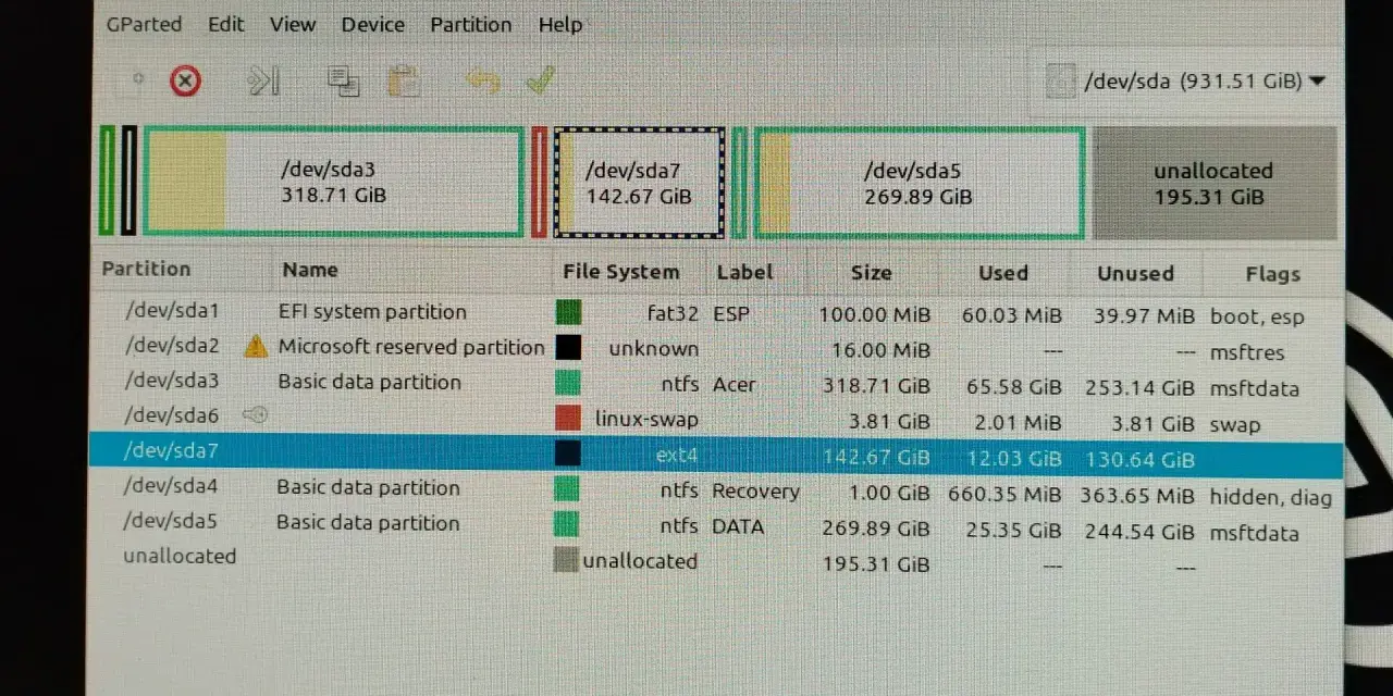 Schermata di GParted che mostra partizioni per dual boot Windows 10 e Ubuntu, con una partizione ext4 per Linux.