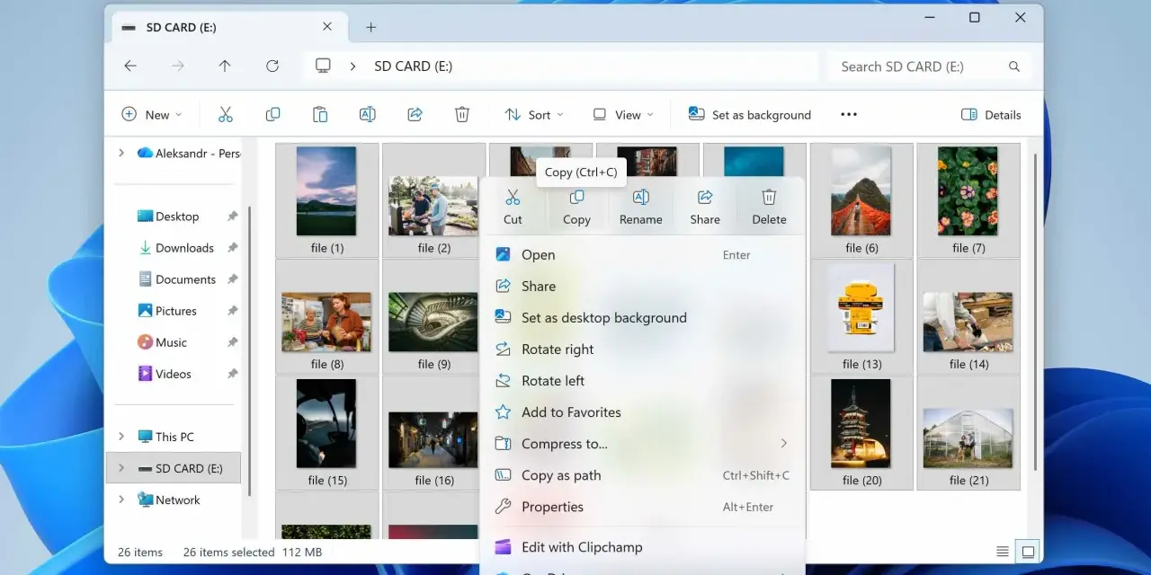 Menu contestuale su scheda SD (E:) mostra opzioni come "Copia" e "Proprietà", utili per capire come formattare una scheda SD.