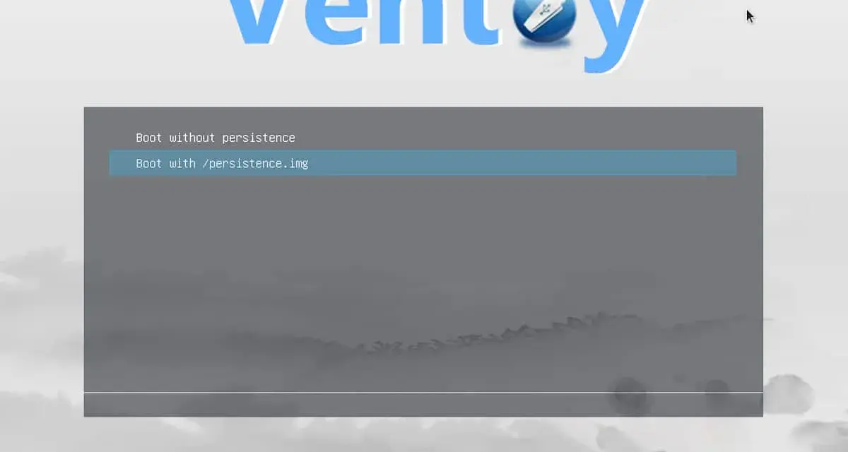 Schermata di Ventoy per installare Linux su chiavetta USB persistente. Opzione "Boot with /persistence.img" selezionata.