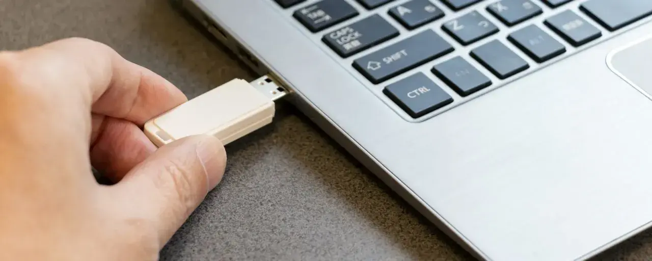 Inserimento chiavetta USB in un laptop per preparare un'installazione di Windows 11 con Rufus.