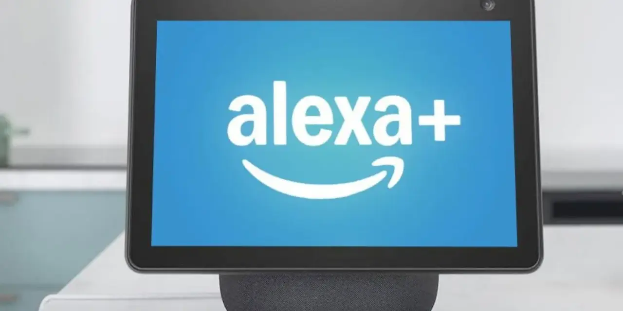 Schermo di un dispositivo smart con logo "alexa+" e freccia Amazon.