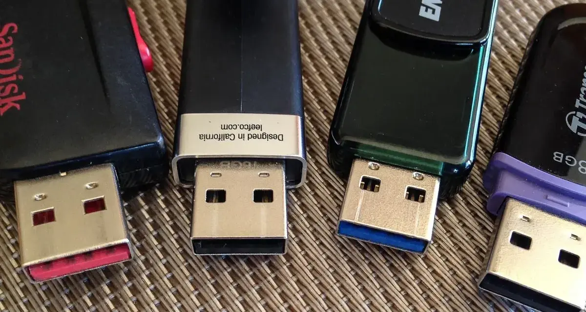 Diverse chiavette USB, SanDisk, Emtec, TransMemory. Quanto dura una chiavetta USB? Dipende dall'uso e dalla qualità.