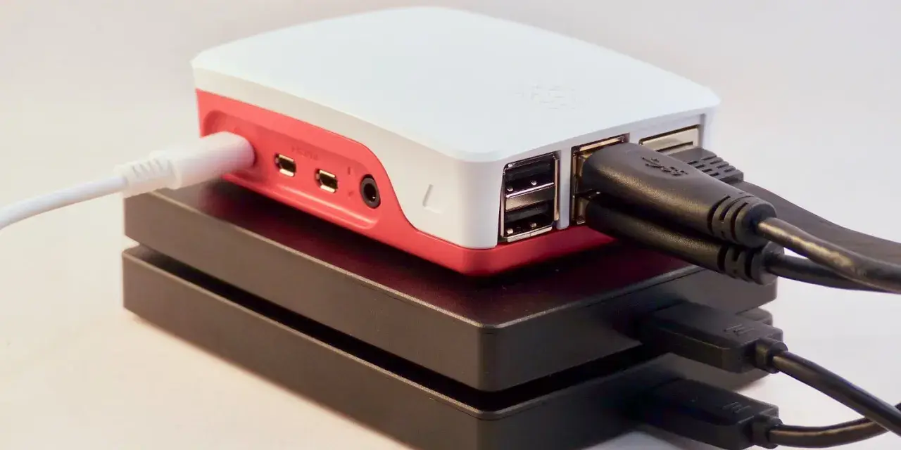 Un Raspberry Pi con cavi collegati, pronto per diventare un piccolo NAS.
