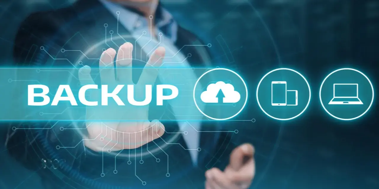 Un uomo tocca la parola "BACKUP" su uno schermo futuristico, con icone di cloud, smartphone e laptop.