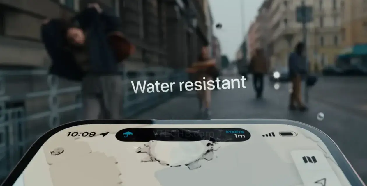 L'iPhone 15 è waterproof. La pioggia cade sulla strada mentre le persone camminano, ma il telefono rimane protetto.