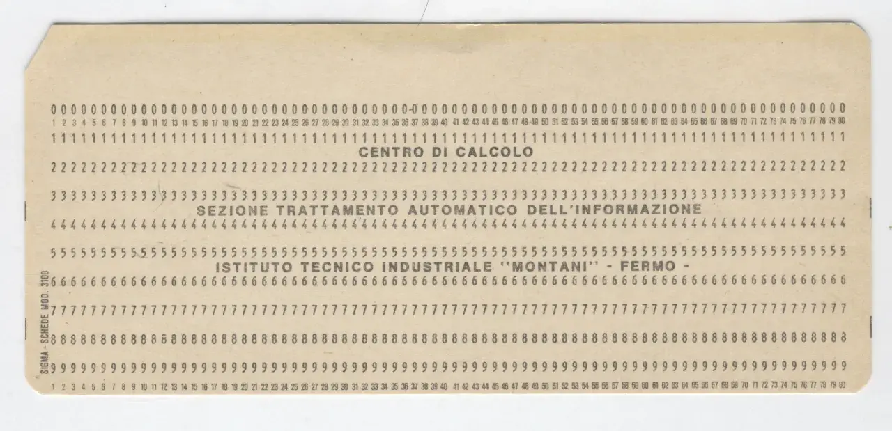 Scheda perforata con numeri e testo: "CENTRO DI CALCOLO", "SEZIONE TRATTAMENTO AUTOMATICO DELL'INFORMAZIONE", "ISTITUTO TECNICO INDUSTRIALE 'MONTANI' - FERMO".