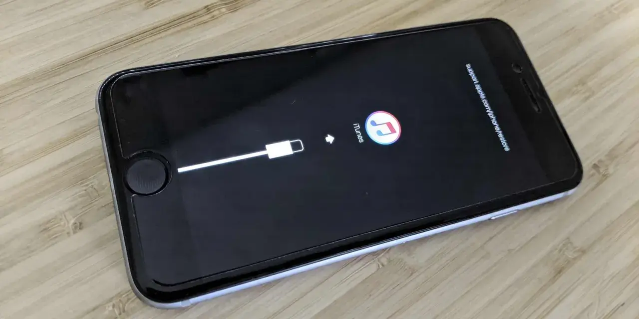 iPhone in modalità DFU, pronto per il ripristino tramite iTunes.