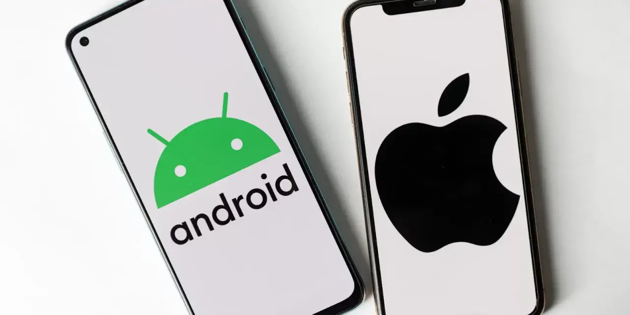 Due smartphone, uno Android e uno Apple, affiancati. Utile per capire come formattare un telefono.