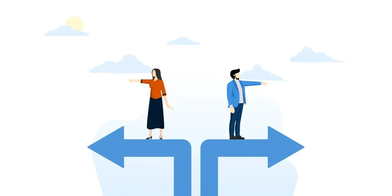 Uomo e donna su frecce separate, ognuno indica una direzione. Simboleggia la differenza tra SQL e MySQL, due percorsi distinti.