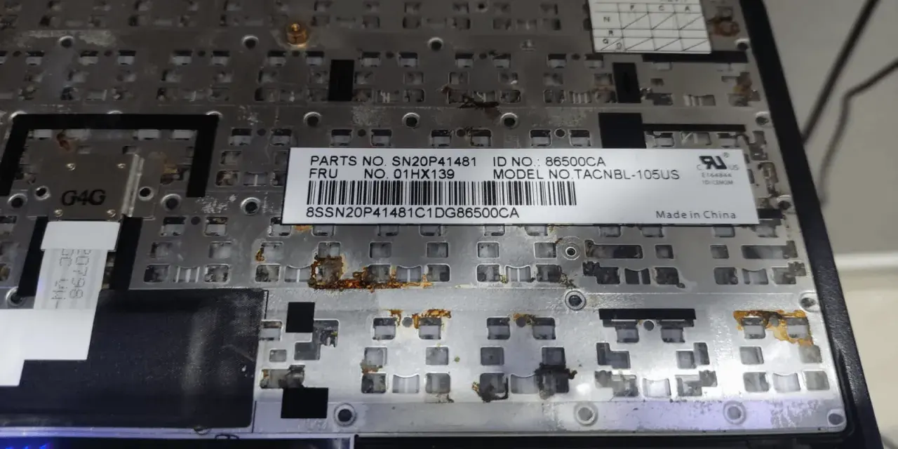 Tastiera di un laptop con segni di corrosione, forse a causa di un liquido. Il problema di cold boot potrebbe essere legato a questo danno.