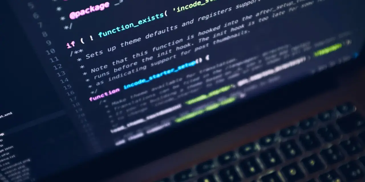 Codice Python su schermo, con commenti che suggeriscono l'uso di intelligenza artificiale per la gestione di temi WordPress.