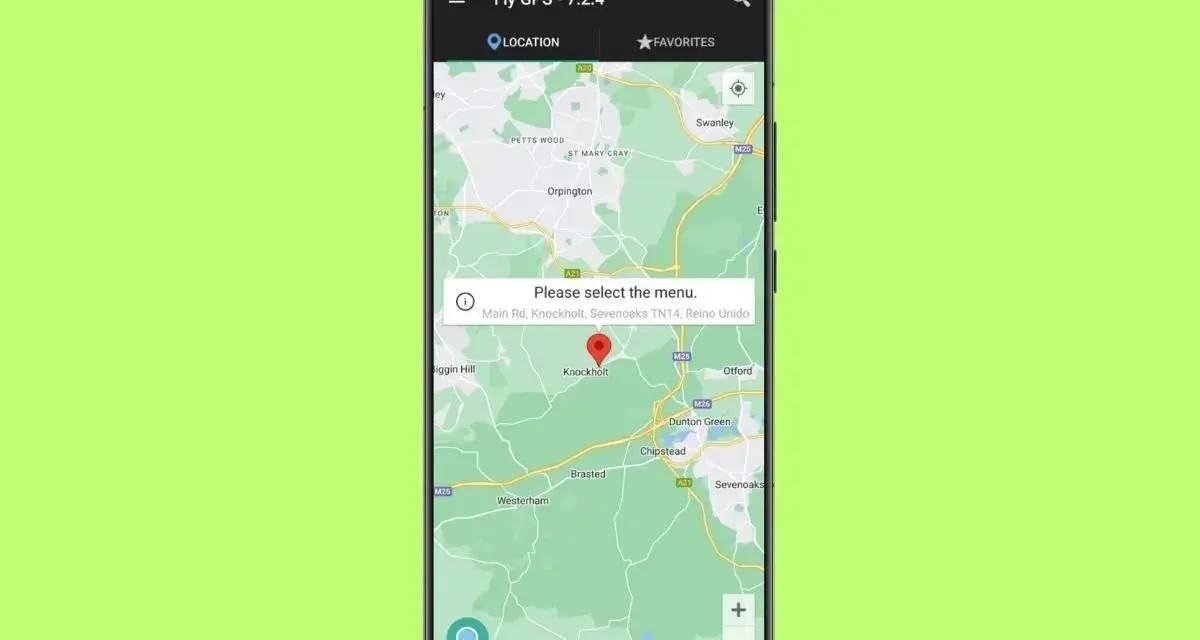 Schermata dell'app Fly GPS con una mappa e un popup che chiede "Please select the menu" per mostrare come inviare la posizione.