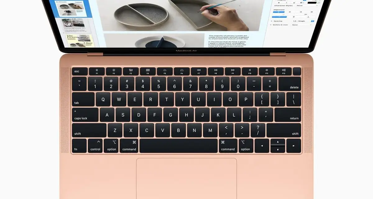 Un MacBook Air color oro rosa aperto, mostra una presentazione su "Our Philosophy" e la lavorazione di ceramiche artigianali. Cos'è il Mac? È questo strumento versatile.