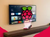 Un Raspberry Pi 3 con logo Raspberry Pi proietta un'interfaccia Android TV su uno schermo.