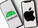 Due smartphone, uno Android e uno Apple, affiancati. Utile per capire come formattare un telefono.