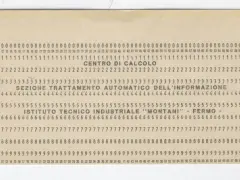 Scheda perforata con numeri e testo: "CENTRO DI CALCOLO", "SEZIONE TRATTAMENTO AUTOMATICO DELL'INFORMAZIONE", "ISTITUTO TECNICO INDUSTRIALE 'MONTANI' - FERMO".
