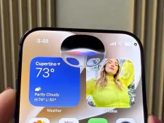 Schermo iPhone con widget meteo e foto. La Dynamic Island mostra un'onda colorata, forse perché Siri non risponde.