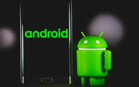 Un robot Android verde accanto a uno smartphone con il logo Android. La sincronizzazione automatica Android è fondamentale per mantenere i dati aggiornati.