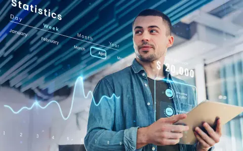 Uomo analizza dati finanziari su tablet, con grafici e statistiche che illustrano cosa sono i sistemi ERP e la gestione aziendale.