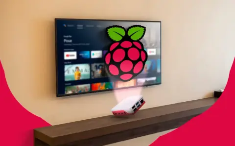 Un Raspberry Pi 3 con logo Raspberry Pi proietta un'interfaccia Android TV su uno schermo.