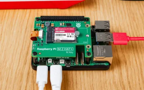 Scheda Raspberry Pi con SSD NVMe e cavi collegati, pronta per esplorare le potenzialità di Windows su Raspberry.
