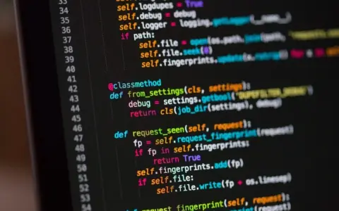 Codice sorgente in linguaggio Python, con esempi di funzioni e classi, visualizzato su uno schermo scuro.