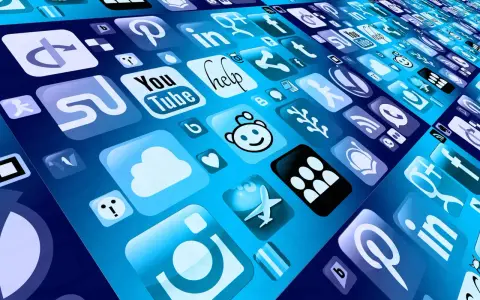Schermata con icone di social media e utility software, tra cui YouTube, Pinterest e LinkedIn, su sfondo blu.
