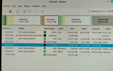 Schermata di GParted che mostra partizioni per dual boot Windows 10 e Ubuntu, con una partizione ext4 per Linux.