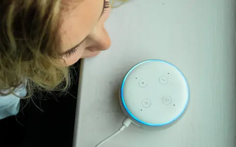 La ragazza si china per chiedere ad Alexa perché è rossa, ma la luce è blu.