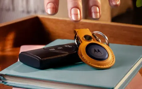 Chiavi e localizzatore Motorola su un libro. L'app dov'è su Android ti aiuta a ritrovare tutto.
